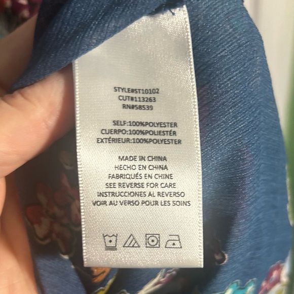 Kut from the Kloth Navy Floral Sheer Sinclaire Button Down Blouse Size Large - Picture 11 of 15